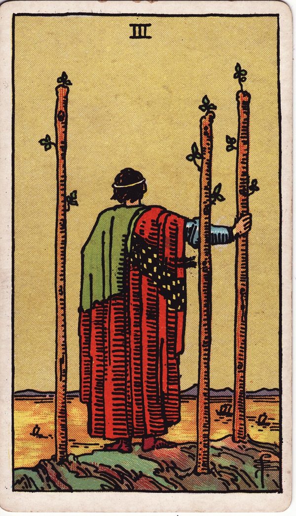Três de Paus, ilustração de Pamela Colman Smith